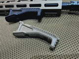 【Strike Industries】LINK Cobra Fore Grip (Black)　LINK COBRAスタイル フォアグリップ　（SI-AR-CMS-CFG-BK）